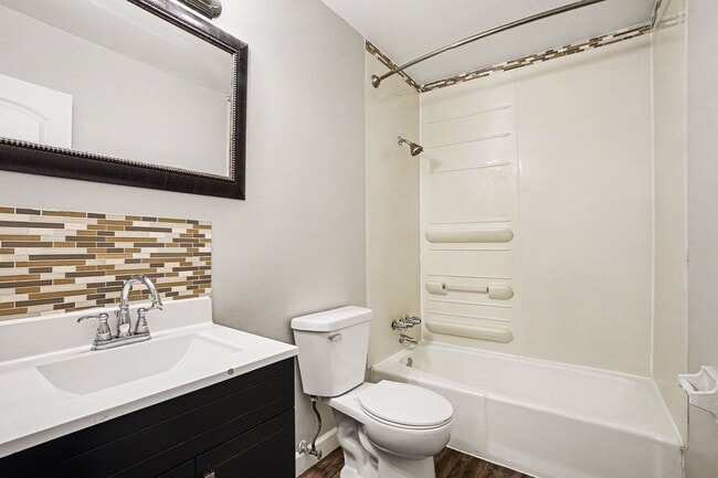 Building Photo - SUMMER MOVE IN SPECIAL- $300 off your move-in before July - $1075- 2 Bedroom Townhome off Westnedge