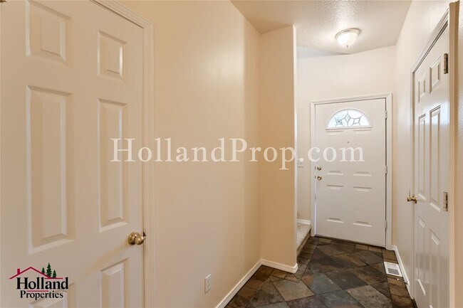 Foto del edificio - Beautiful 3-Bedroom Townhome Near Nature & Everyday Conveniences! NEW PRICE and REDUCED SECURITY ...