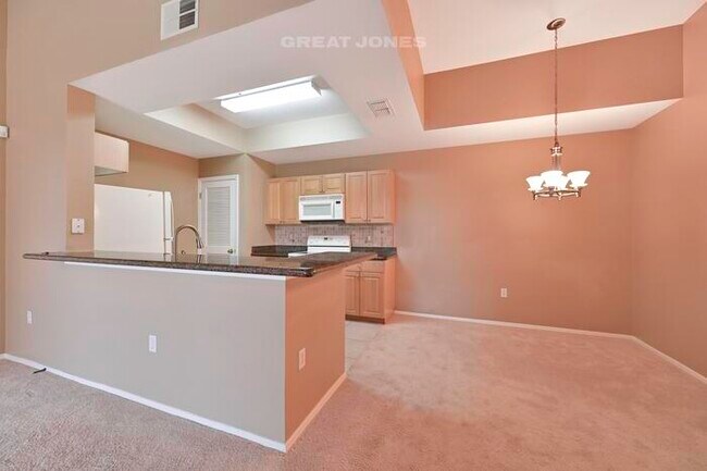 Foto del edificio - Awesome 2/1 Condo with screened in Lanai!