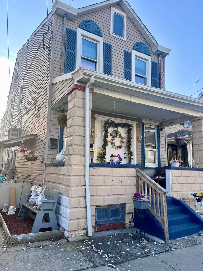 Building Photo - 115 Anderson St