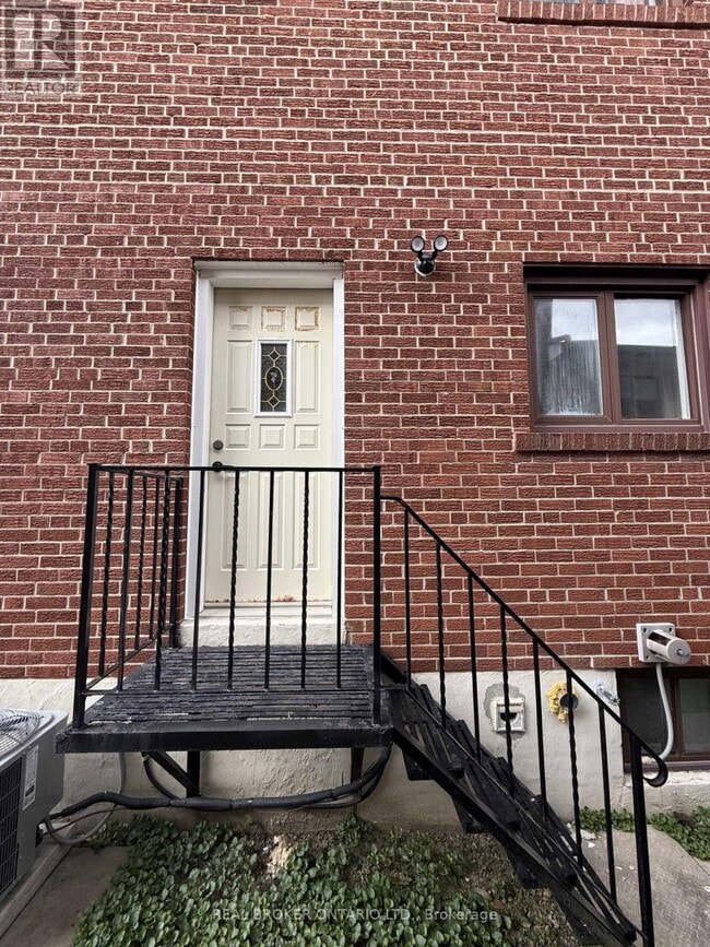 Building Photo - 214 Fairglen Ave