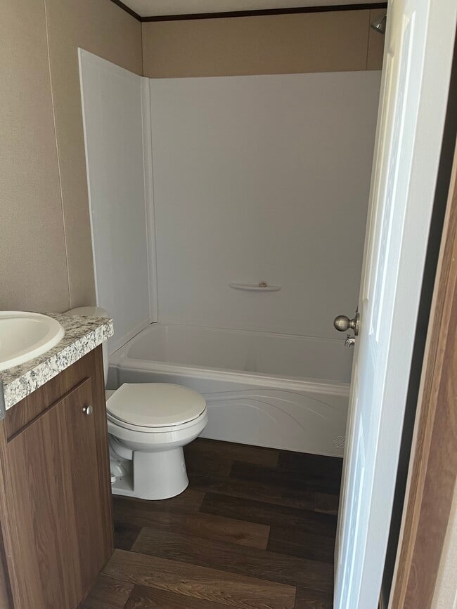 Foto del edificio - 211 Brookstone Vista Ln