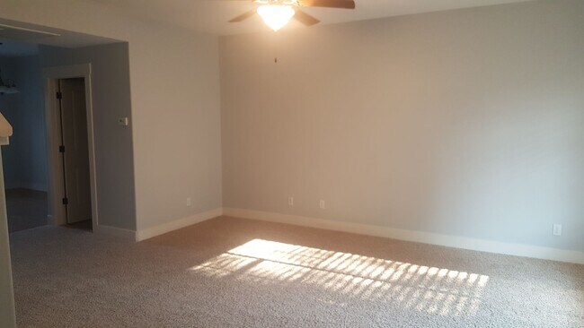 Foto del edificio - Snellgrove Townhome