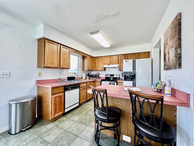 Building Photo - Fully Furnished Rental Property