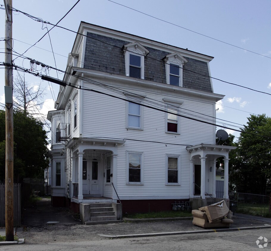 Building Photo - 16-18 Redwing St