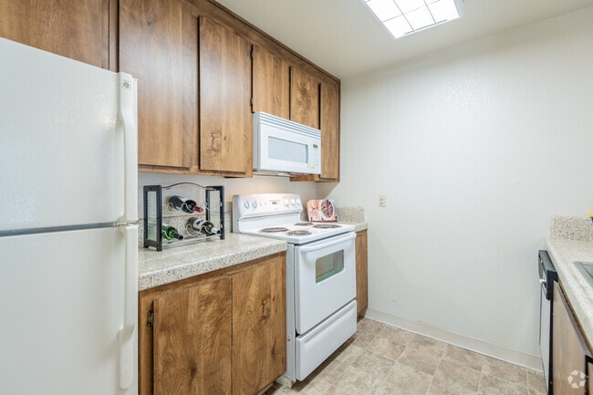 1BR, 1BA - Sunflorin Village