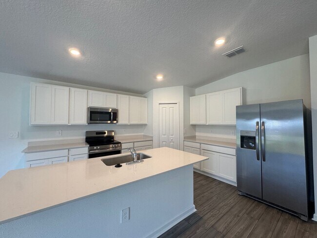 Foto del edificio - BRAND NEW CONSTRUCTION - 3 Bed 2 bath Sing...