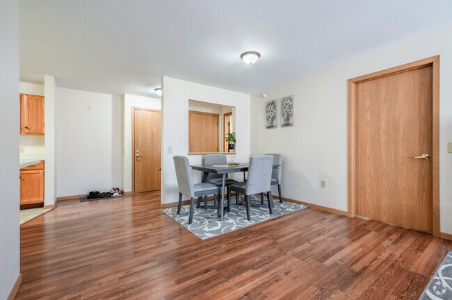 1BR, 1BA - 780SF - Living Room - Monarch at Middleton Shores