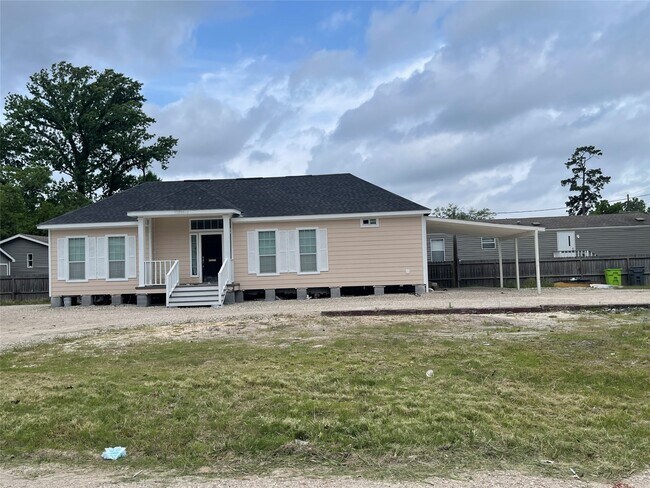 Building Photo - 21878 Russell Dr