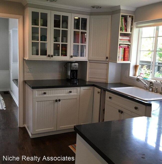 Building Photo - 3 br, 2.5 bath House - 4500 NE 75th St