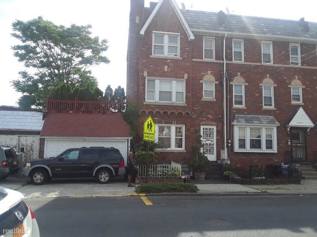 Foto principal - 2 br, 1 bath Apartment - 1299 E 37th St