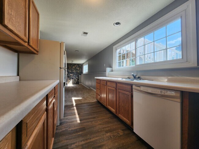 Building Photo - 2 Bed 1 Bath Duplex