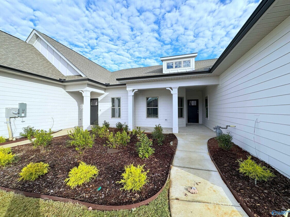 Primary Photo - 12557 Whitcomb Cir