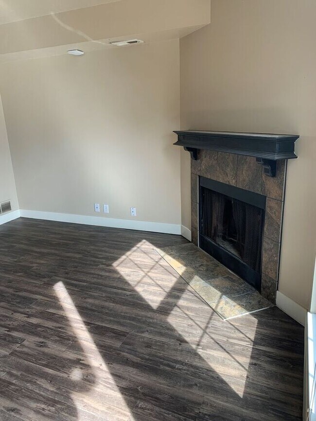 Foto del edificio - Spacious 2 Bed 1.5 Bath Townhome in Murray...