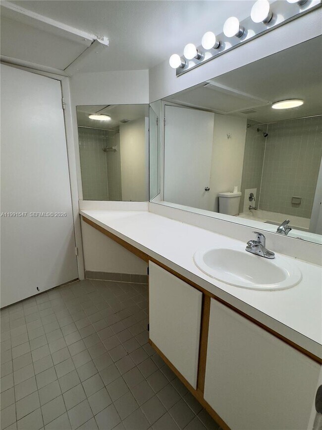 Foto del edificio - 2861 N Oakland Forest Dr