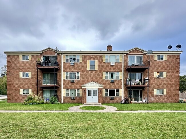 Building Photo - 1026 S River Rd
