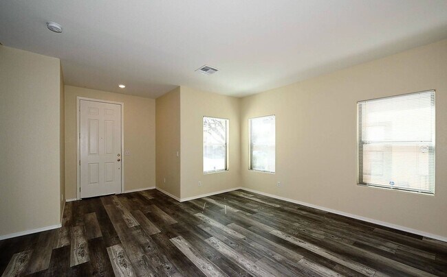 Foto del edificio - BEAUTIFUL 3 BEDROOM PLUS HUGE LOFT  for RENT