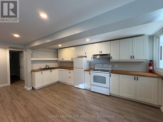 Building Photo - 1419 Pelham St