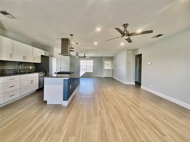 Foto del edificio - 8602 Colonial Dr