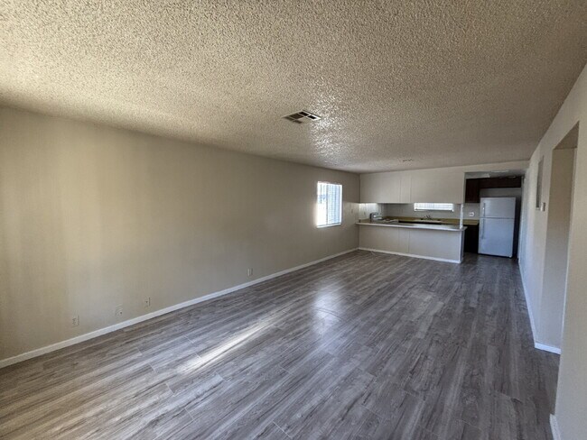 Foto del edificio - First Floor 2-bed, 2-bath, no carpet here!