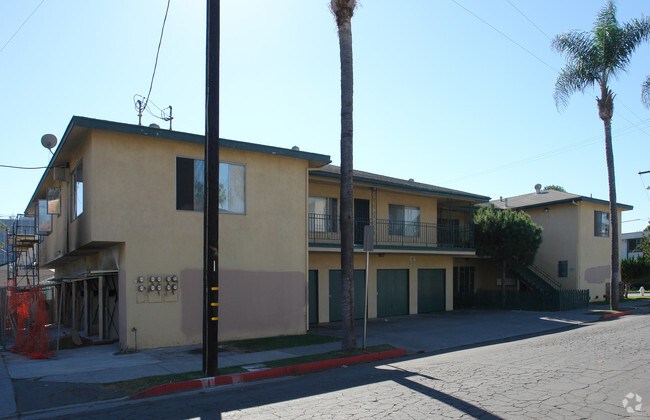 Building Photo - 1027 N Parton St
