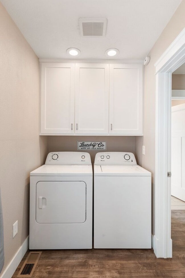 Building Photo - 418 E Hawthorne Rd