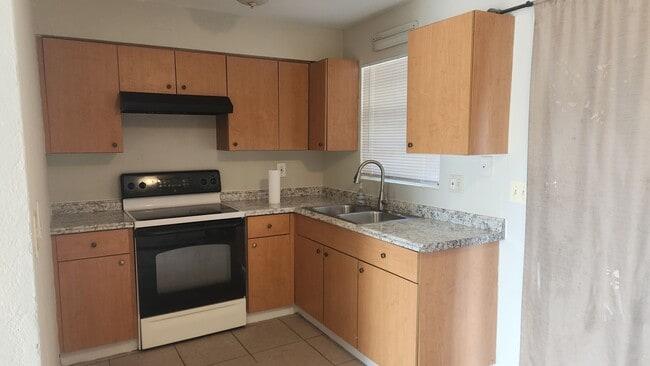 Building Photo - 3 bedroom one bath