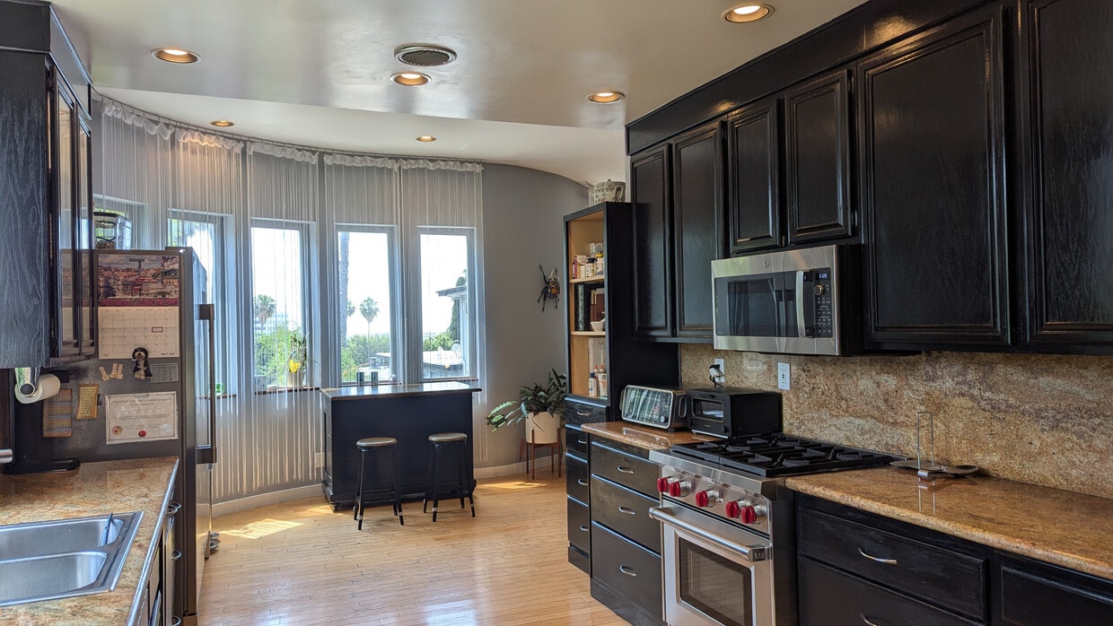 Foto principal - 7121 Hillside Ave