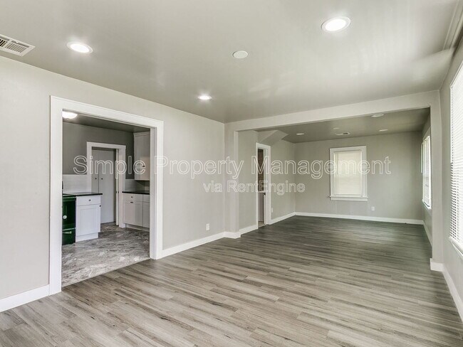 Foto del edificio - 3221 Pioneer Ave