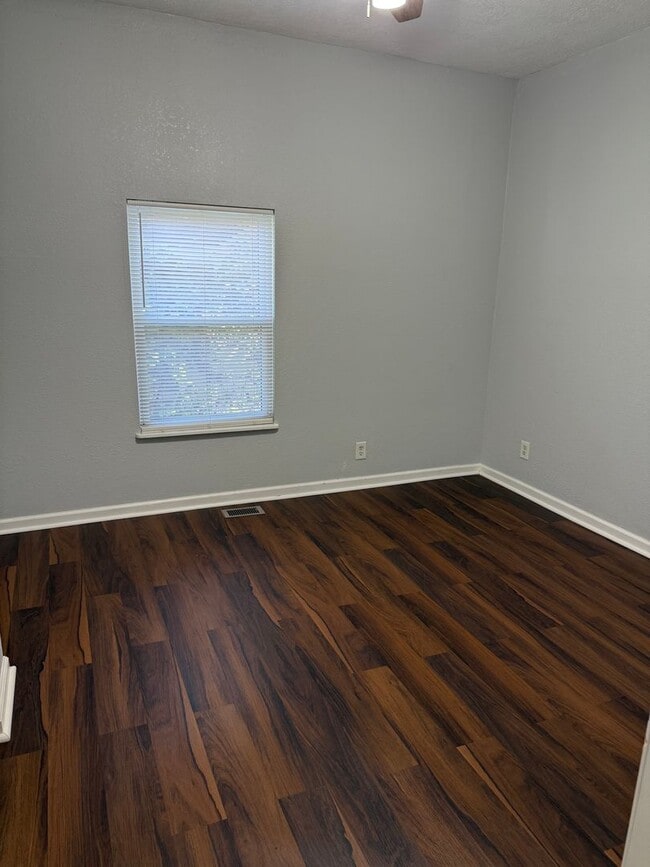 Building Photo - COMING SOON! Recently updated and convenie...