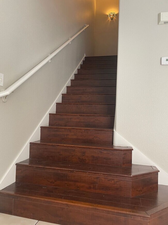 Building Photo - Town Home 3br, 3bath, 2cg.