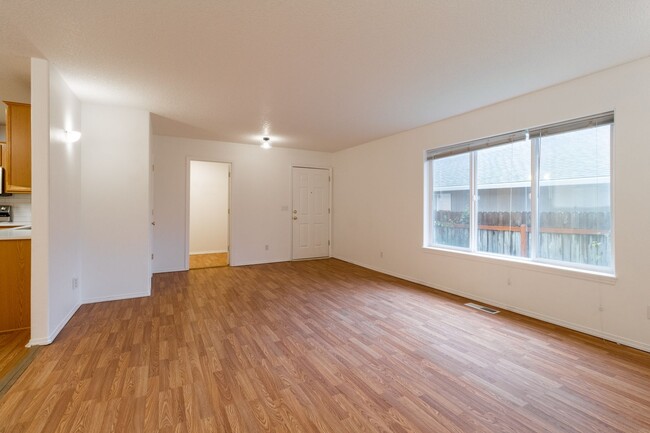 Building Photo - Beautiful 3 Bed 2.5  one level Townhome wi...