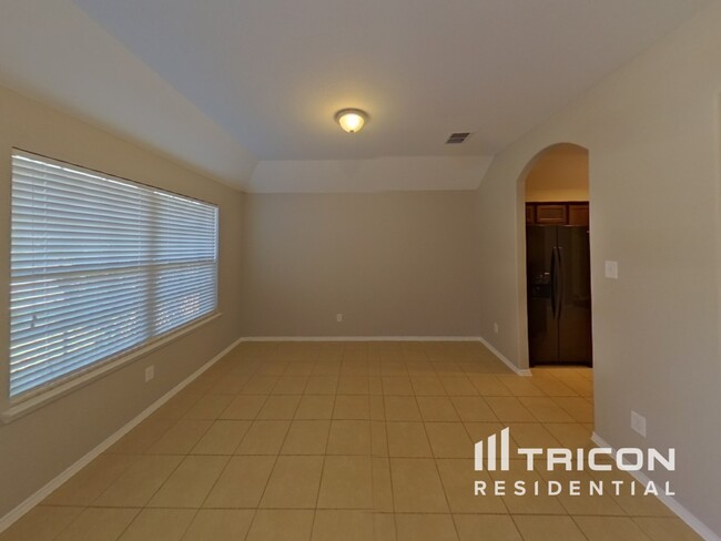 Foto del edificio - 1204 Honeywood Ln