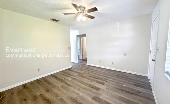 Building Photo - 2901 Bay View Dr