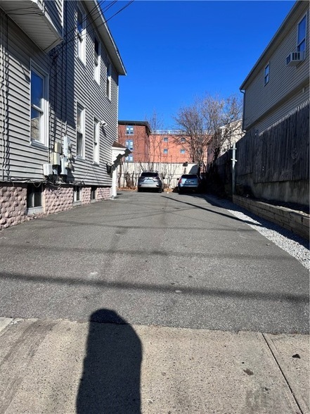 Building Photo - 111 Burnett St