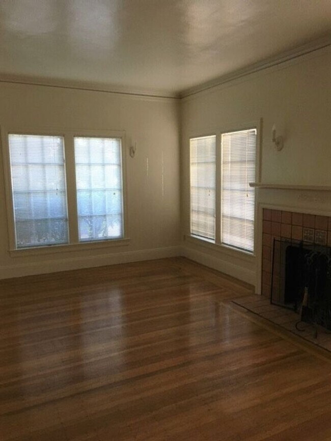 Foto del edificio - COMING SOON - Spacious Once Bedroom, Newly Remodeled, New Paint, New Kitchen Counter,