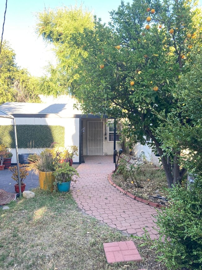 Building Photo - 9242 Aqueduct Ave