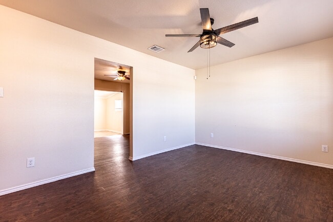 Foto del edificio - 8016 Landing Ave