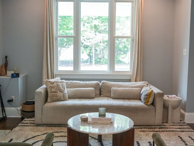 Foto del edificio - Renovated 3-Bedroom With Modern Amenities