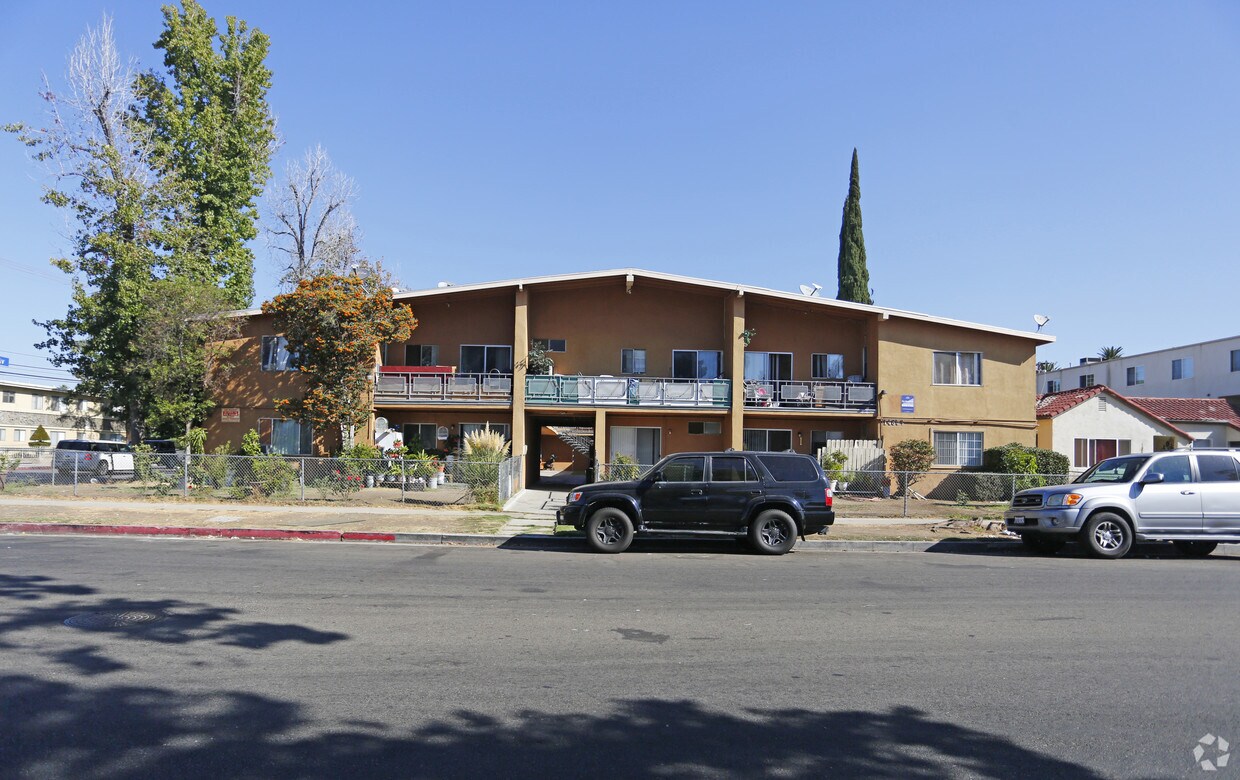 Building - 14853 Sylvan St