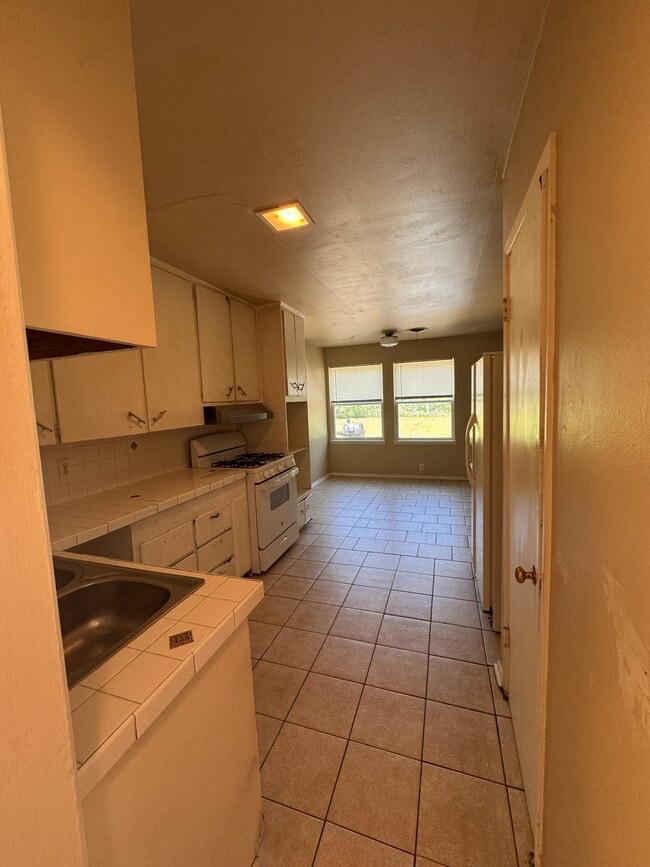 Building Photo - 1520 Roanoke Dr