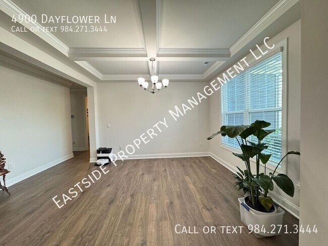 Foto del edificio - 4900 Dayflower Ln