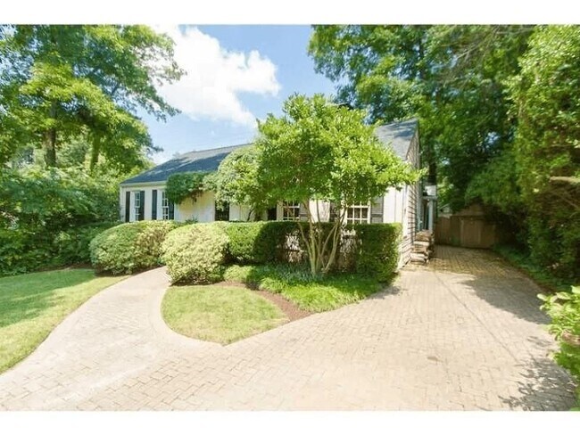 Foto del edificio - 1916 Greystone Rd NW