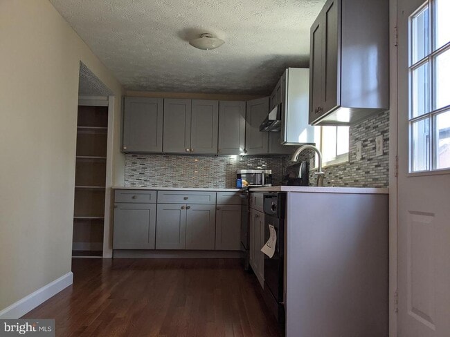Building Photo - 18005 Queen Elizabeth Dr