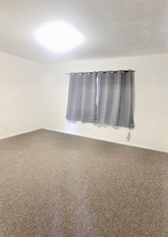 Building Photo - Downstairs 2 Bedroom Apartment Unit With S...