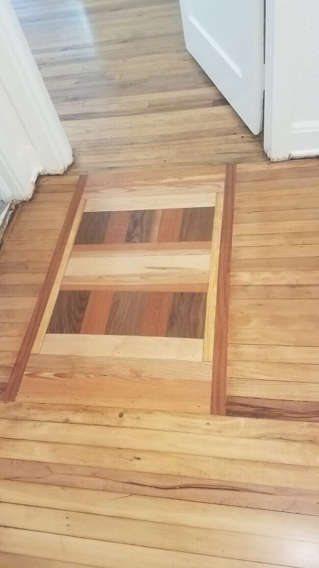 incrustación de madera noble personalizada en el vestíbulo - 912 Kingswood Dr