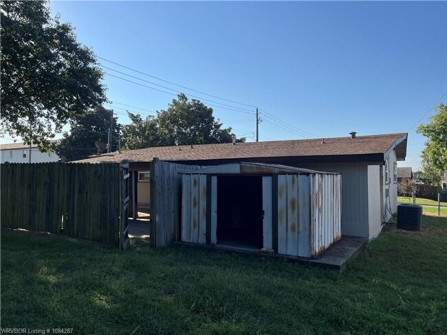 Building Photo - 3 bed, 2 bath, House.