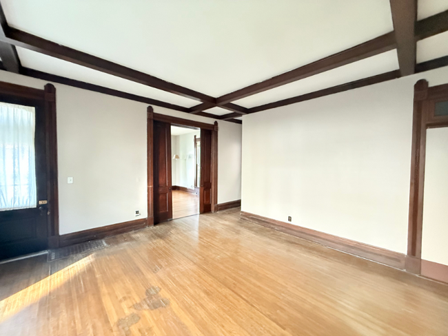 Building Photo - 1603 E Oak St