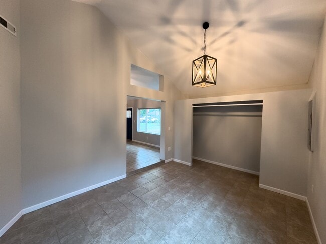 Building Photo - White Center House - 2 Bedroom +Den - 1 Ba...