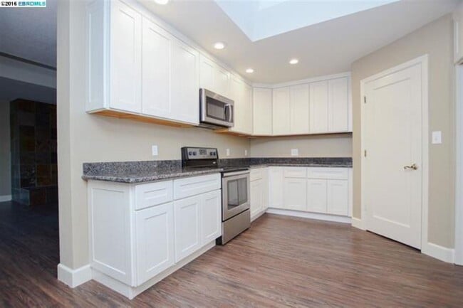 Building Photo - 1345 Shell Ct